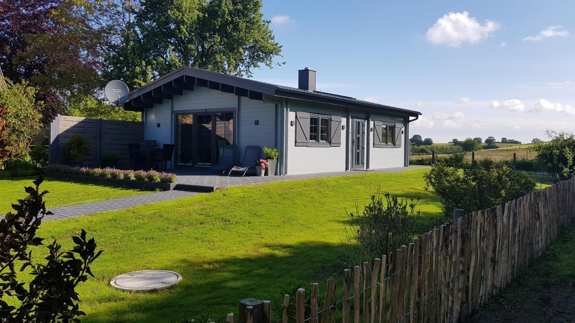 Idyllisches-Blockbohlenhaus-Mit-Eigenem-Garten-Und-Sauna-Zum-Wohlfuehlen Martensrade Zewnętrze zdjęcie